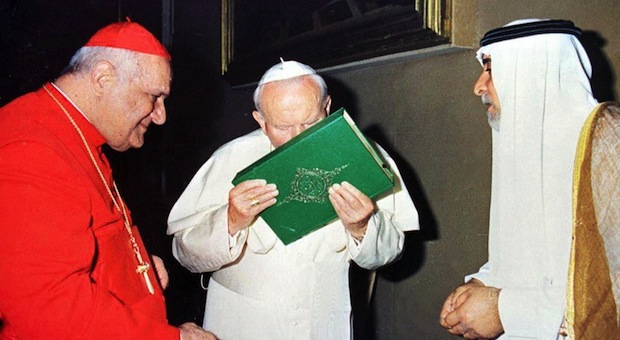 João Paulo II beijando o Corão
