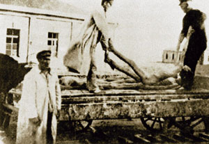 NKVD carregando os cadáveres das vítimas de fome em um trém