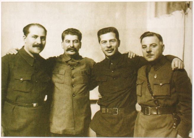 Quatro assassinos - Lazar Kaganovich, Joseph Stalin, Pavel Postyshev e Kliment Voroshilov em 1934